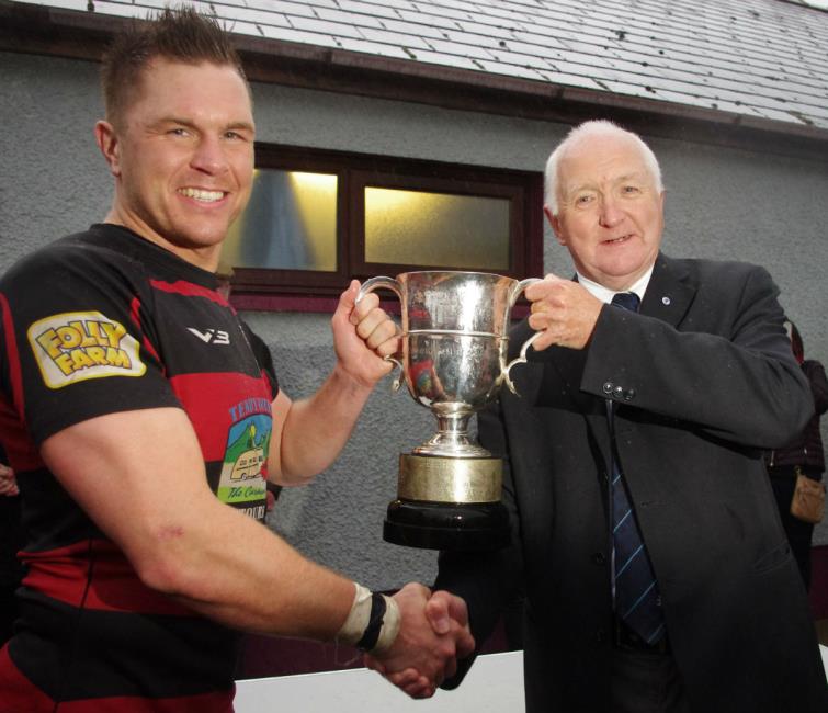 Skipper Luke Hansford receives cup from Alan Jones