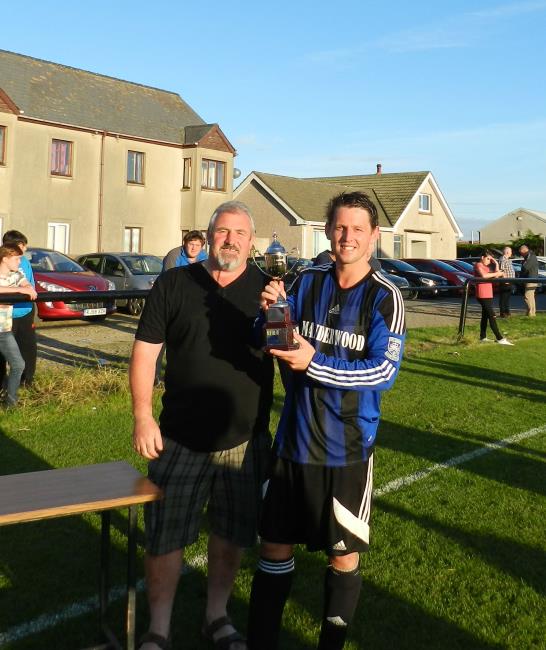 Malcolm Jones presents the 2016 Joe Lennon Memorial Cup to Hakin skipper Ewan Findlay