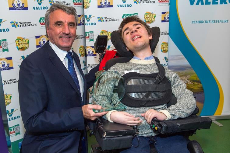 Head of BBC Wales Sport, Geoff Williams, presents Jacob Thomas with the Lifetime Achievement Award