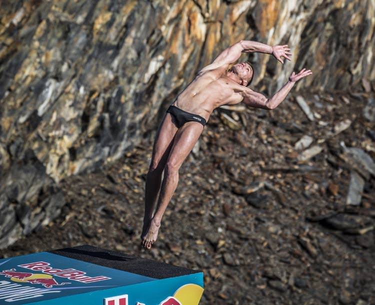 Hunt heads into top place with perfect ten score